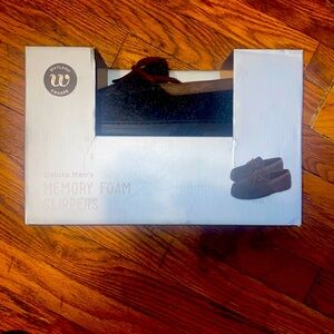 Wayland Square Deluxe Men’s Memory Foam Slippers